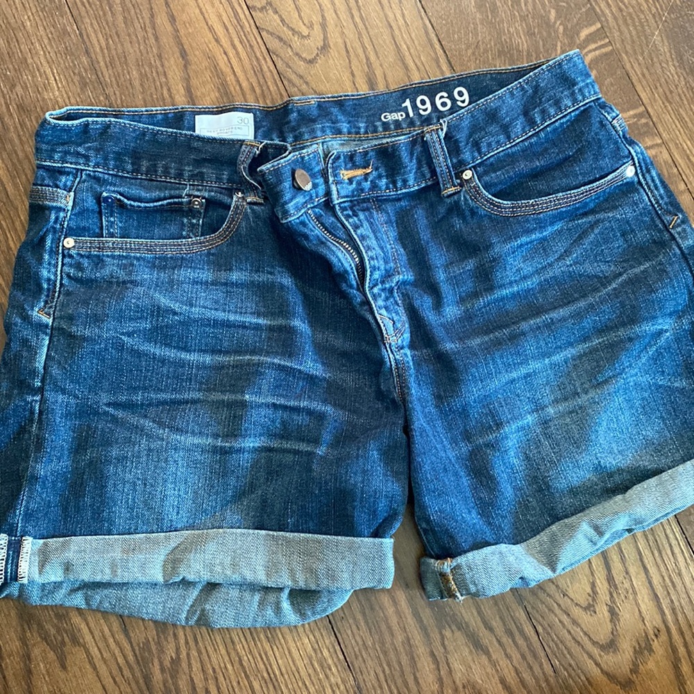 Gap 1969 sexy boyfriend shorts size 30